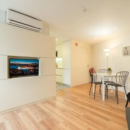Host Wise - Large Colourful Flats - Ace Location