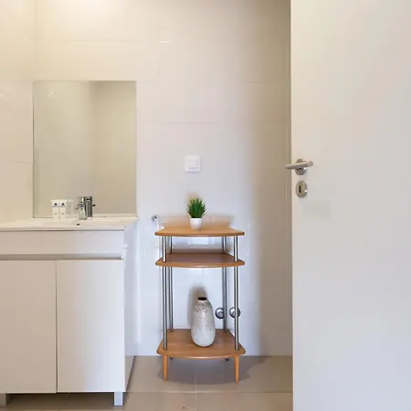 Host Wise - Sunny Bright & Pool Apartment *