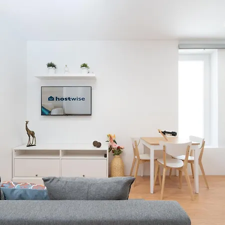 Host Wise - Sweet Sunny Flat With Balcony Apartment *