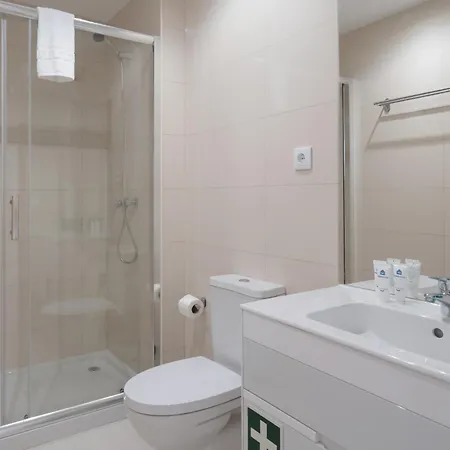 Host Wise - Sweet Sunny Flat With Balcony Apartment