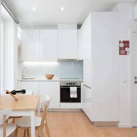 Host Wise - Sweet Sunny Flat With Balcony Apartment *