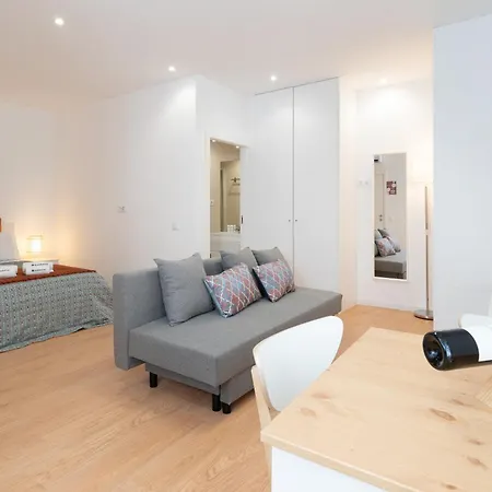 Host Wise - Sweet Sunny Flat With Balcony Apartment