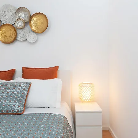 Host Wise - Sweet Sunny Flat With Balcony Apartment