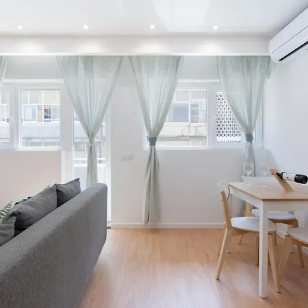 Apartment Host Wise - Sweet Sunny Flat With Balcony