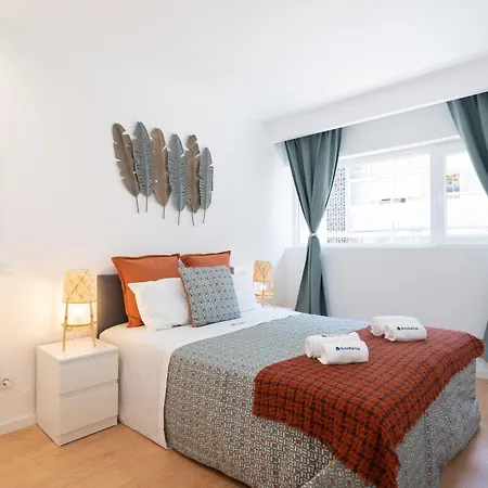 Host Wise - Sweet Sunny Flat With Balcony Apartment