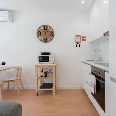 Apartment Host Wise - Sweet Sunny Flat With Balcony