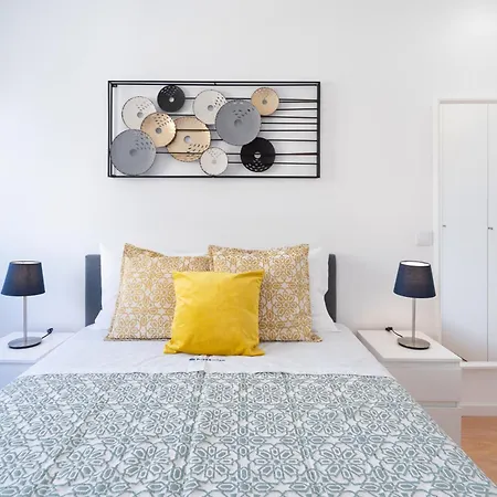 Host Wise - Sweet Sunny Flat With Balcony Apartment