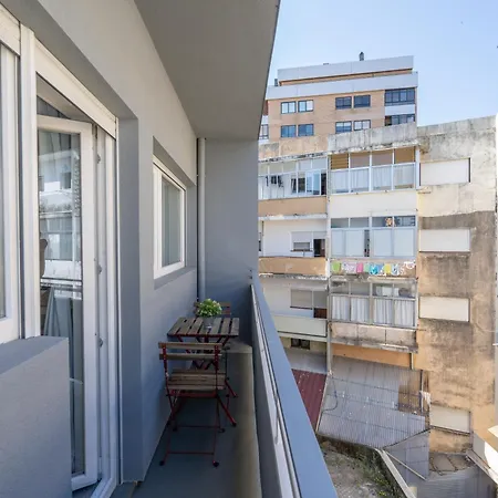 Host Wise - Sweet Sunny Flat With Balcony Apartment *
