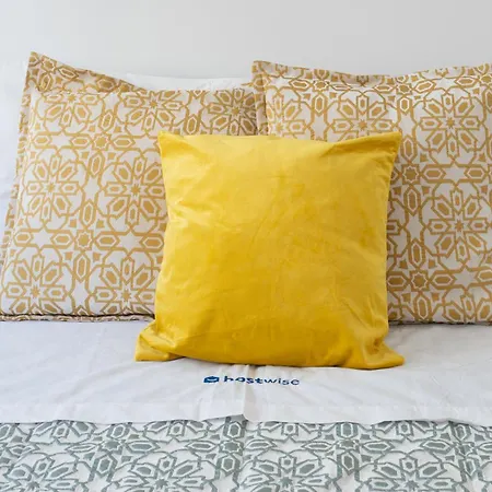 Apartment Host Wise - Sweet Sunny Flat With Balcony