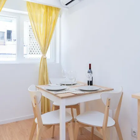 Host Wise - Sweet Sunny Flat With Balcony Apartment *