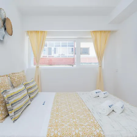 Host Wise - Sweet Sunny Flat With Balcony