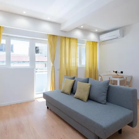 Host Wise - Sweet Sunny Flat With Balcony Apartment