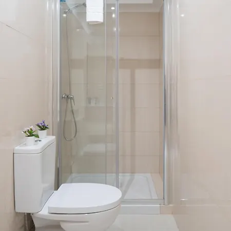 Host Wise - Sweet Sunny Flat With Balcony