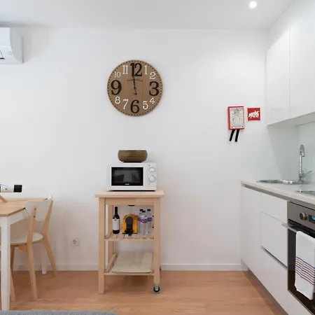 Host Wise - Sweet Sunny Flat With Balcony Apartment