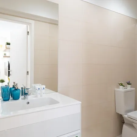 Host Wise - Sweet Sunny Flat With Balcony Apartment *