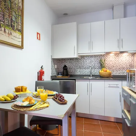 Host Wise - Stylish Adorable Flat In Gaia Apartment *