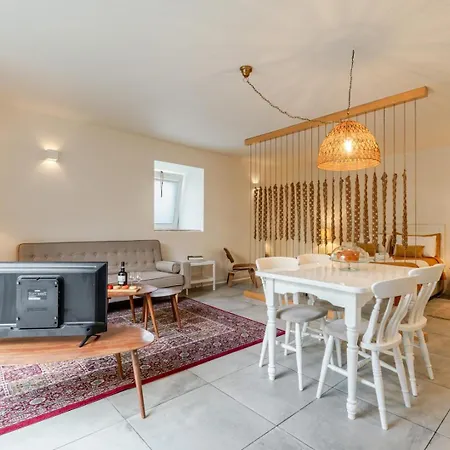 Hostwise - Elegant & Modern Apartment
