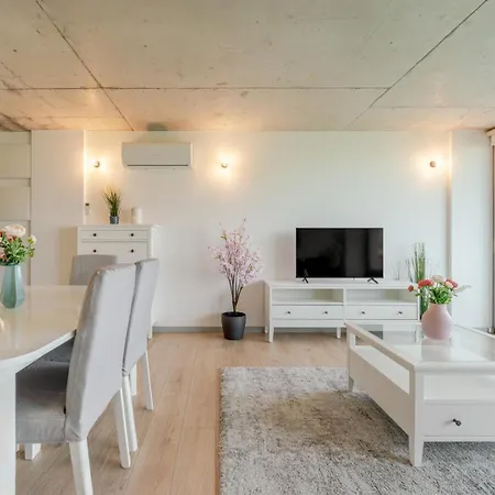 Apartment Hostwise - Modern Flat W/ Balcony, Garage & Pool *