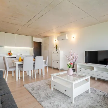 Hostwise - Modern Flat W/ Balcony, Garage & Pool