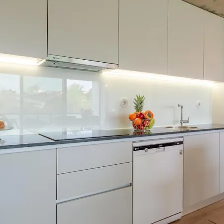 Hostwise - Modern Flat W/ Balcony, Garage & Pool Apartment
