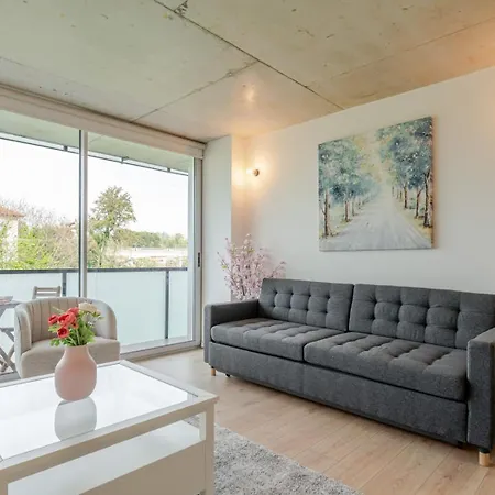 Apartment Hostwise - Modern Flat W/ Balcony, Garage & Pool