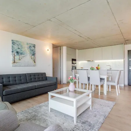 Apartment Hostwise - Modern Flat W/ Balcony, Garage & Pool *