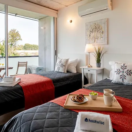 Apartment Hostwise - Modern Flat W/ Balcony, Garage & Pool