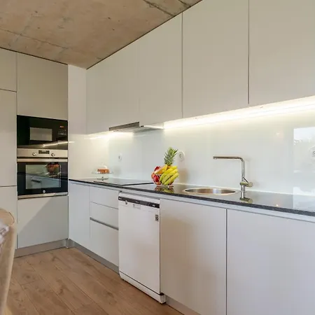 Apartment Hostwise - Modern Flat W/ Balcony, Garage & Pool *