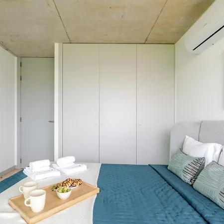 Hostwise - Modern Flat W/ Balcony, Garage & Pool Vila Nova de Gaia