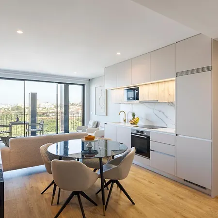Apartment Hostwise - Premium Flat With Balcony & Pool *
