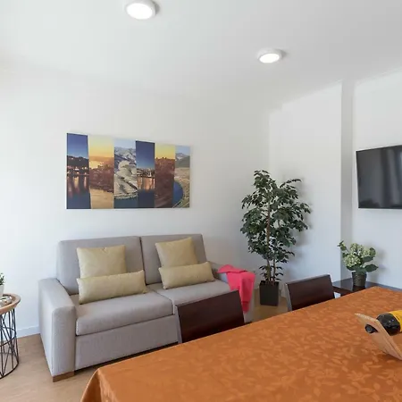 Host Wise - Lovely Flat With Charming Terrace Apartment *