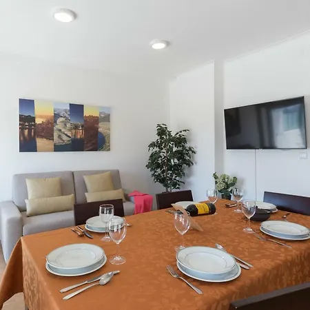 Host Wise - Lovely Flat With Charming Terrace Apartment
