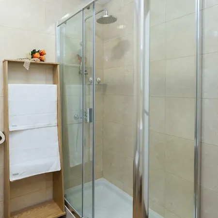 Host Wise - Lovely Flat With Charming Terrace *