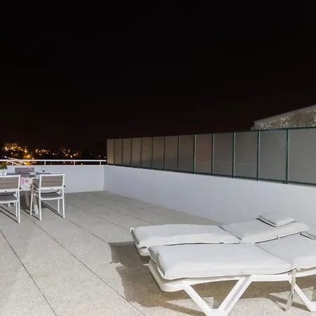 Host Wise - Lovely Flat With Charming Terrace Apartment